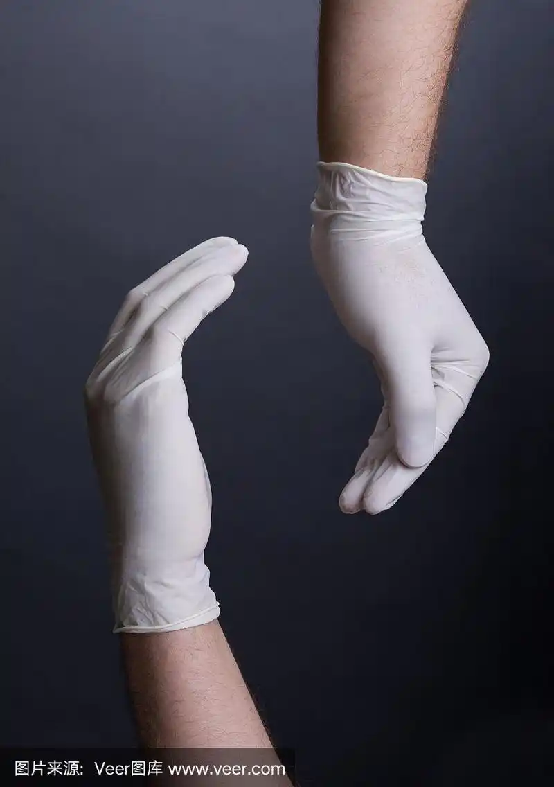 男性双手戴着乳胶手套,围成一圈