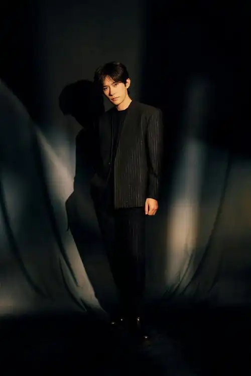 易烊千玺任chc影迷电影频道形象大使##易烊千玺竖纹西装