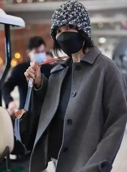 王菲谢霆锋同框暴露真实身高王菲打扮时尚不输少女谢霆锋害羞