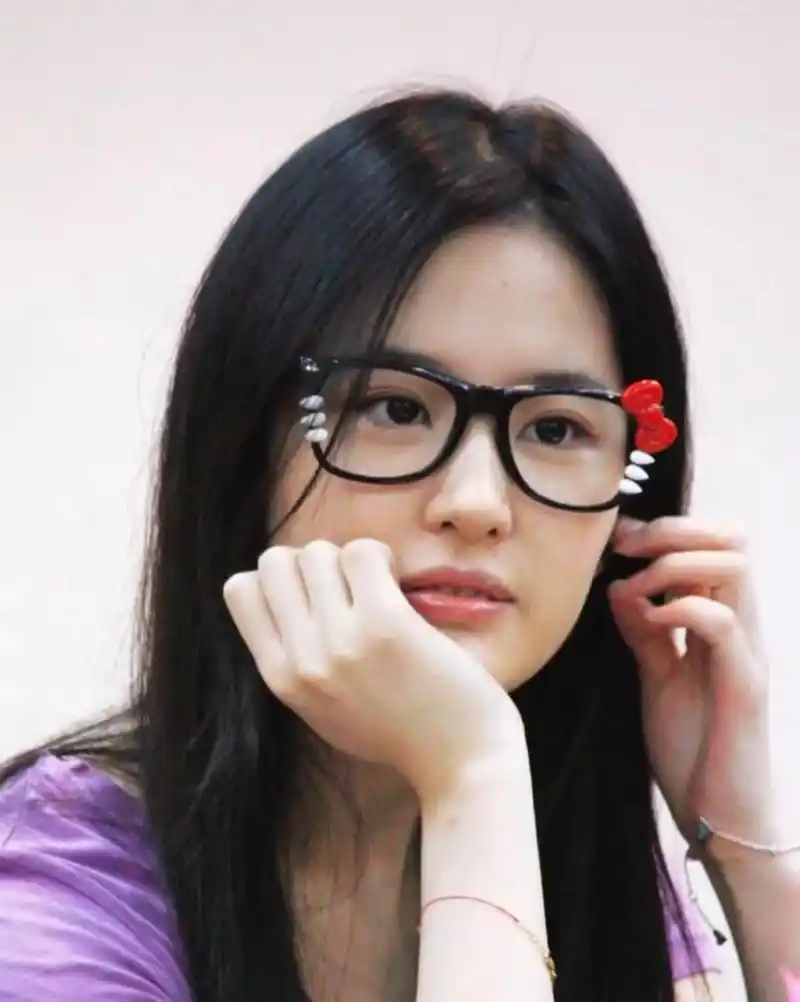 看素颜的刘亦菲戴着眼镜淑女的气质,好可爱!这是真实的刘亦菲吗?