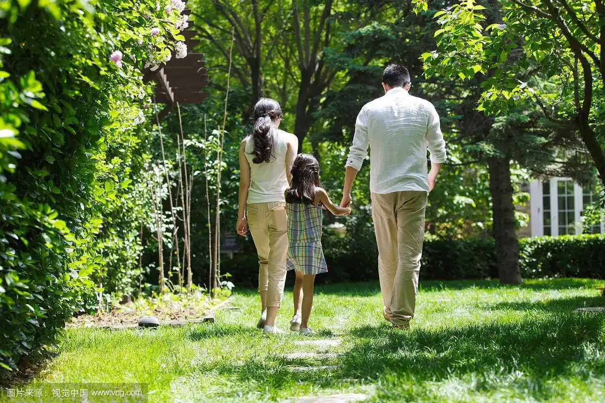 幸福的一家三口在散步