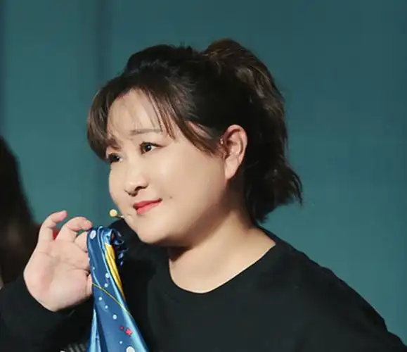 贾玲过度营销引反感,网友吐槽就靠减肥吸引人,黑历史被扒疑翻车_腾讯