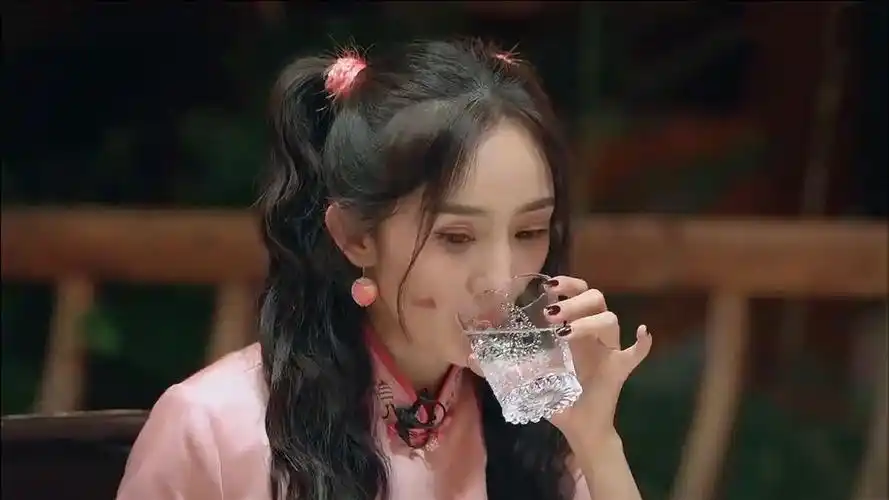 同样都是吃饭,张雨绮和杨幂的吃相差距太大,这也太真实了!