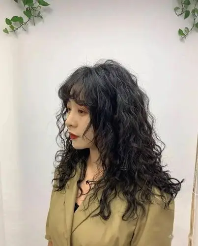 2020初冬最流行的"全头烫"|烫发|短发|发型_网易订阅