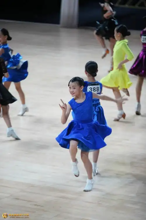 2018黑池舞蹈节中国16日开幕首日比赛12岁女单三项异常精彩