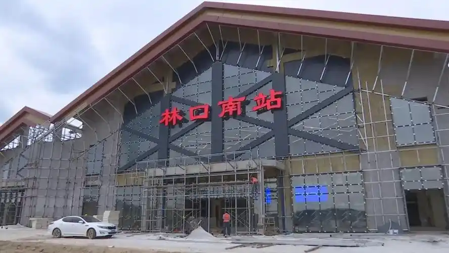 在林口南站,付刚实地察看了项目道路,站前广场,附属设施及南站建设