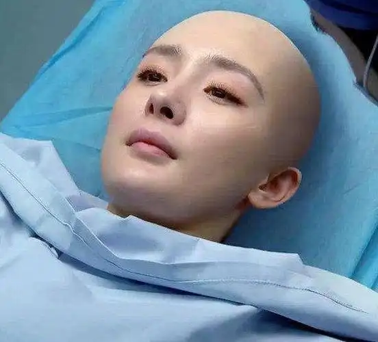 当然,这是假的,但不是说,即使没头发杨幂依然美丽!