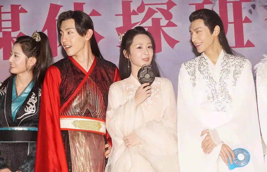 邓伦杨紫公布恋情!