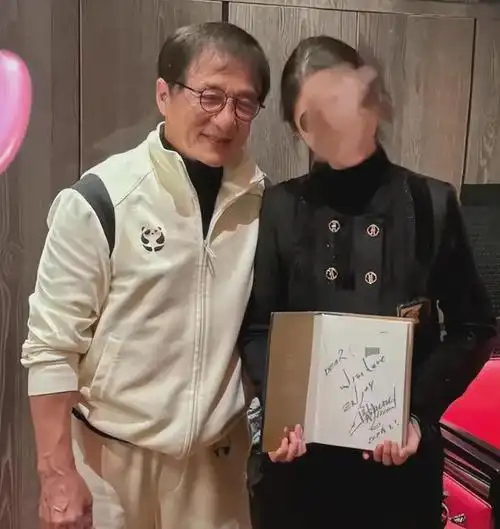 69岁成龙私人酒局照曝光喝茅台满脸通红与美女合影姿势引争议