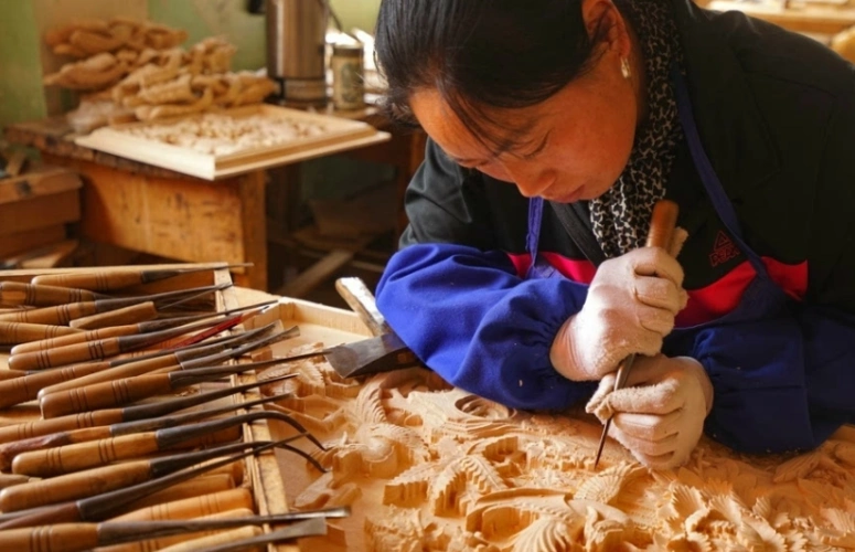 直击,中国木雕匠人,一两木屑换一两黄金,却将面临手艺失传_新浪看点