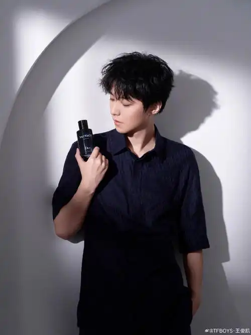 王俊凯小卷毛#王俊凯新鲜大片96帅气脸庞 精致五官狠狠心动#王俊凯