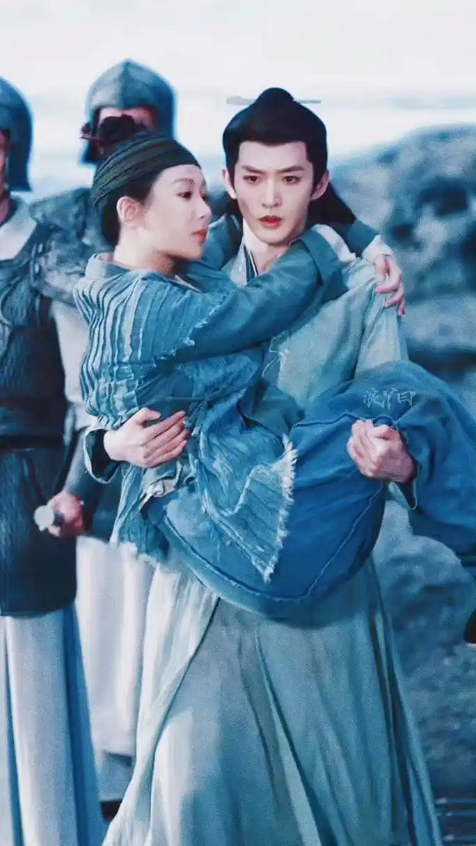 杨紫在邓为怀里看起来好小一只[期待][期待]#娱乐# #杨紫# #长相思