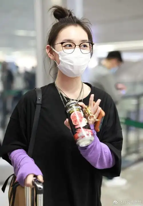 机场街拍蒋依依黑紫撞色卫衣浅蓝色牛仔裤可爱美丽