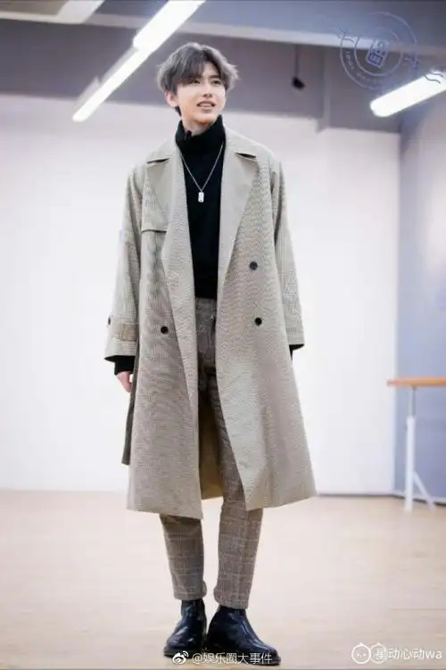 蔡徐坤录音室工作照