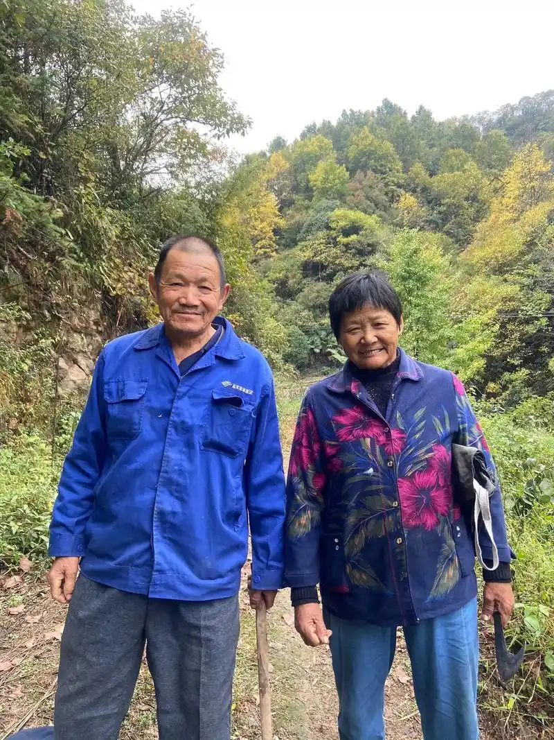 农村爸妈,地地道道朴实的农民.转眼爸妈已是70岁,老爸的背不 - 抖音