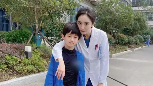 杨幂穿白大褂生图曝光,脸与小孩一样大,筷子腿镜头差点装不下