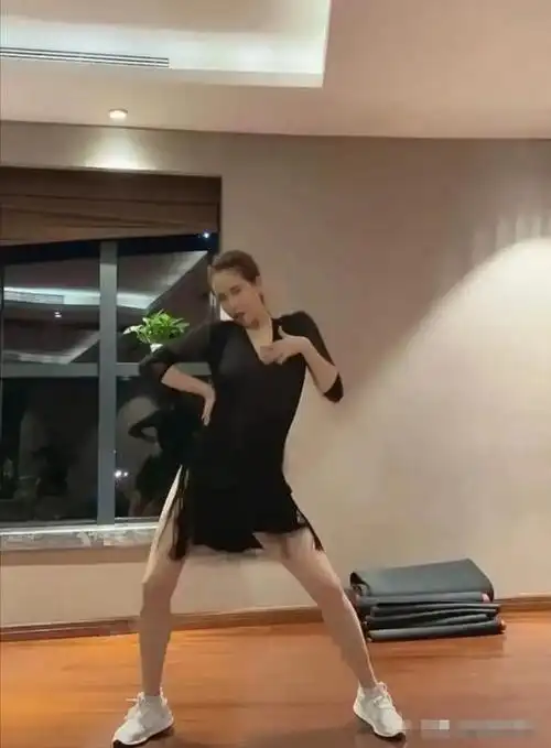 45岁左小青一反常态跳女团舞因太放得开遭喊话她男人不管管吗