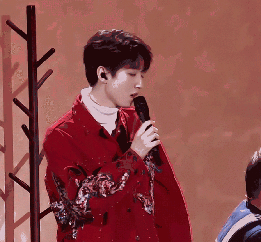 tfboys都这么大了#  记录一些长大后央视春晚镜头下的大帅哥王俊凯