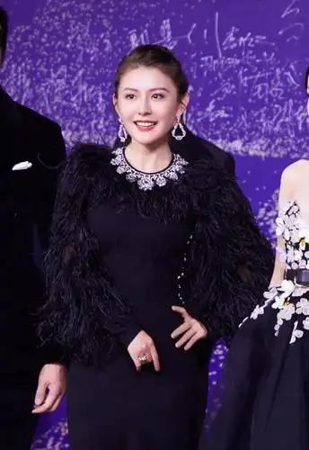 热依扎一袭黑色长裙,优雅微笑显温柔气质,刚姐很赞!