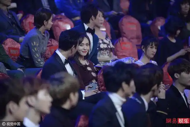 唐嫣与罗晋甜蜜录节目 现场互相耳语撒狗粮