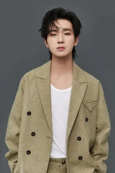 25岁知名男星李宏毅否认同居女子长相可爱身材丰腴有料好生养