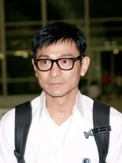 刘德华素颜戴黑框眼镜 白衬衫尽显型男风采