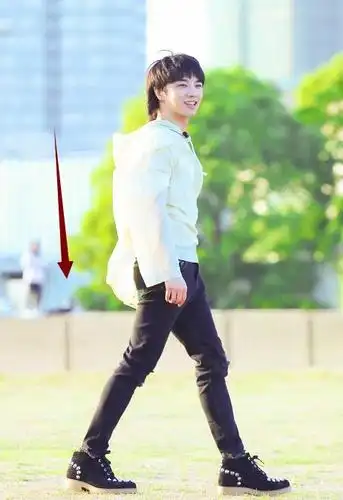 许久不见的华晨宇又瘦了,穿"炭笔裤"大秀长腿,这腿围真实存在?