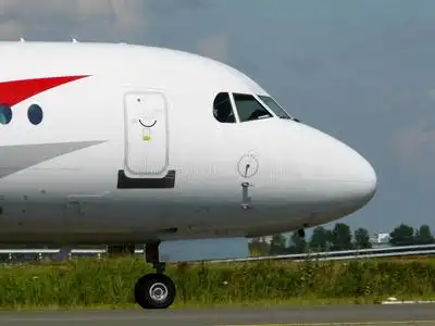 白色飞机的机头照片