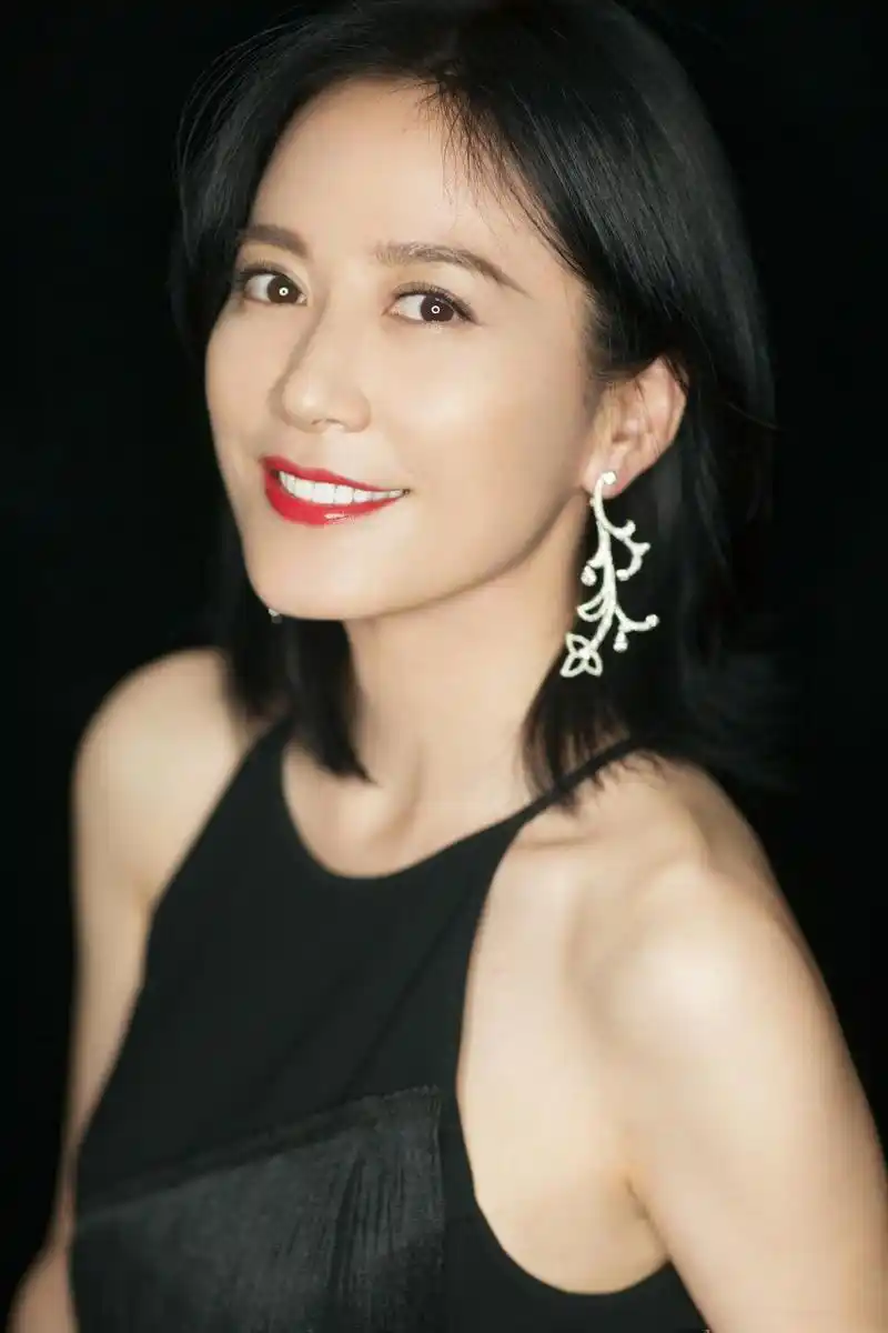 当年俞飞鸿的颜值就很让人惊艳了,但现在的她颜值依旧不差,无论气质