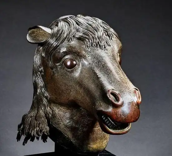 2019年,圆明园"马首"被赌王买回捐回祖国,专家有了意外发现.