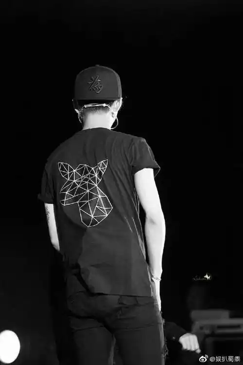 鹿晗#通过这组背影合集一起去回想一路走过来的点点滴滴,这个男孩你