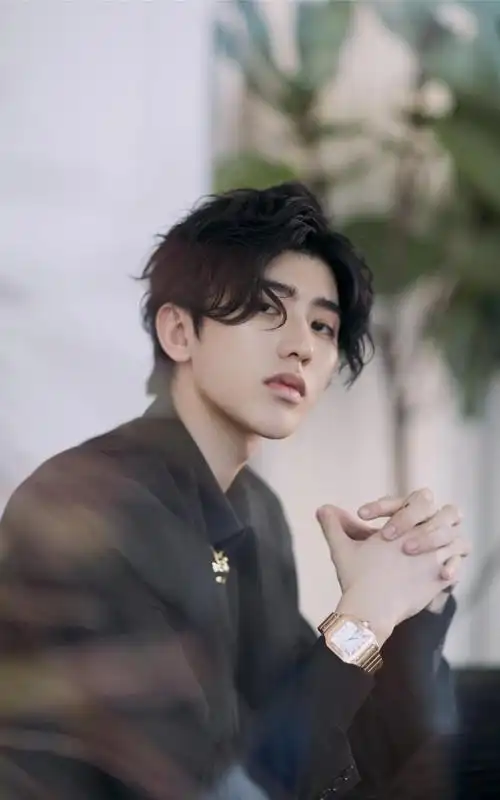 蔡徐坤黑色系时尚帅气写真