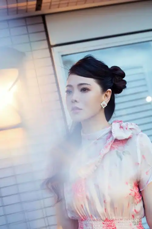 伊能静赴东京参加盛典 温柔似水如少女