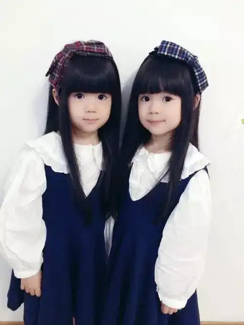 大眼睛 有这样一对萌萌哒的双胞胎女儿一定是一件特别幸福的事情,这