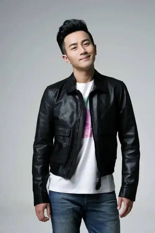 刘恺威真会装扮,私服虽简约但帅气有个性,满满的回头率