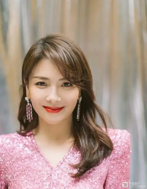 刘涛气质出众,穿桃红色亮片连衣裙配蓬松发型,既减龄又有女人味