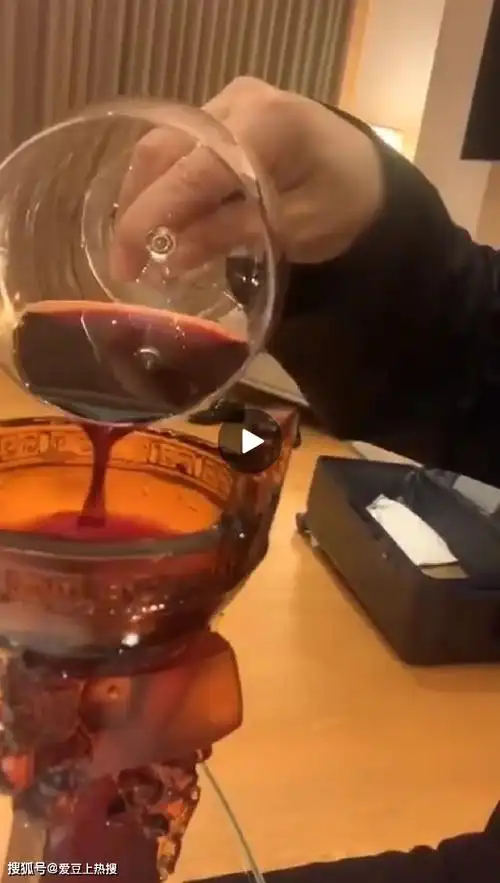 王景春用华鼎奖杯喝酒?网友:钟南山院士家里奖杯当果盘!-搜狐大视野-