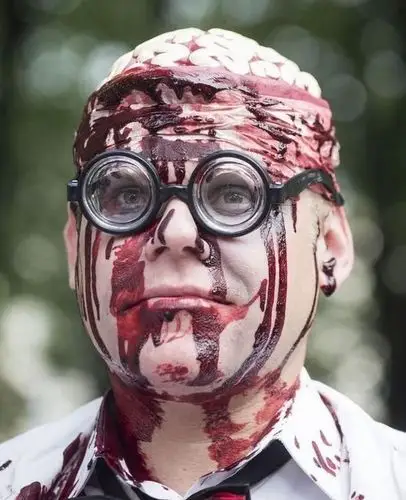 波兰街道一大波丧尸来袭,场面相当血腥恐怖!