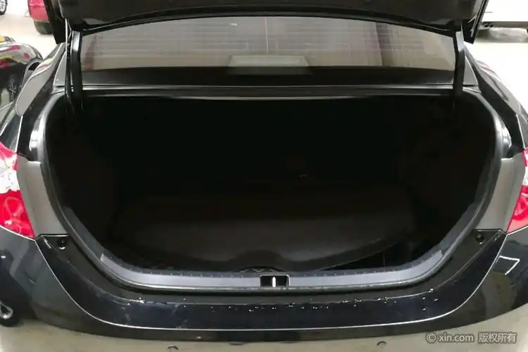 丰田雷凌后备箱