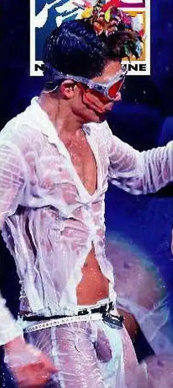 郭富城演唱会玩湿身 隐私部位凸显(转载)