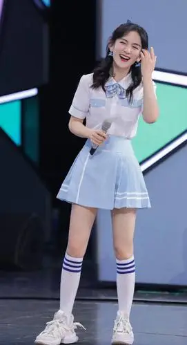 40岁谢娜真嫩产后首次回归一身女团装劲歌热舞身材超火辣