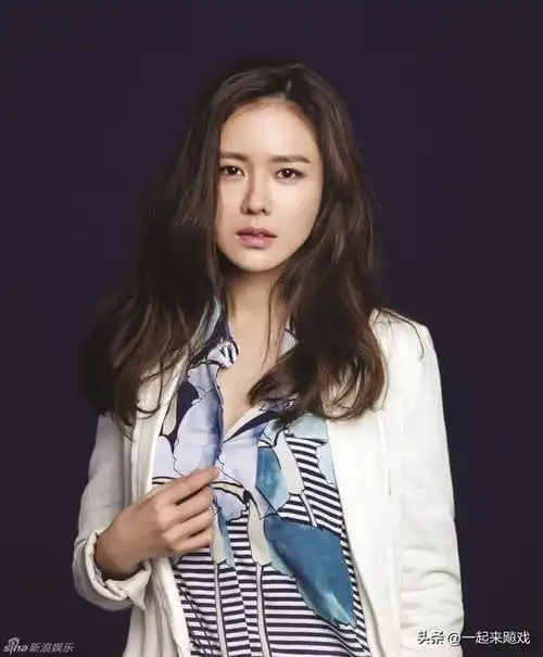 韩国女演员孙艺珍笑眼弯弯眼中有光