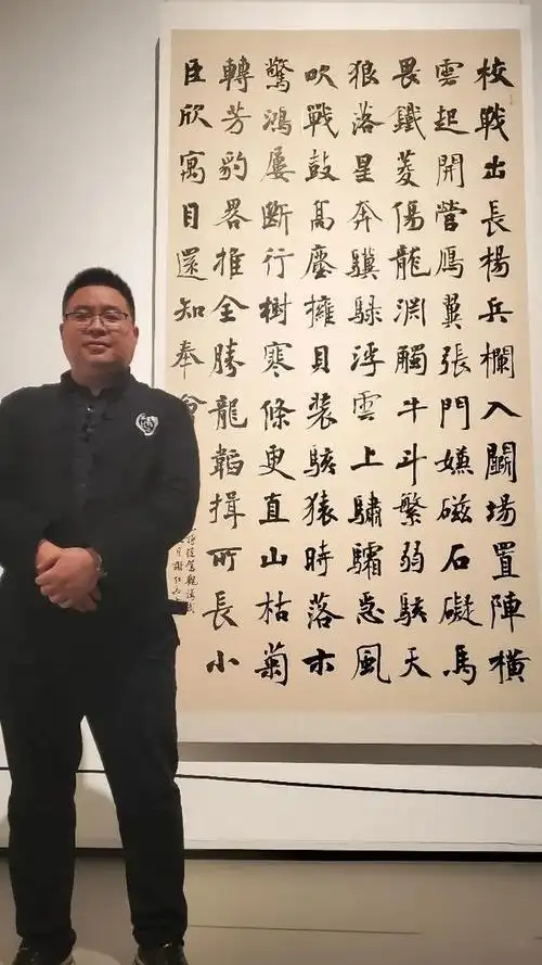 谢红兵在12届国展自己作品前