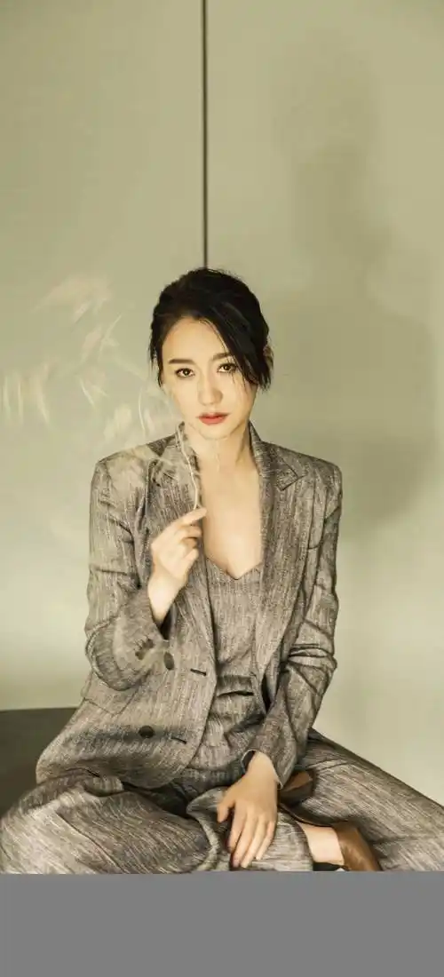 李小冉身材绝了:蜜桃成熟时魅力四射,曲线优美太诱人!_演技_人们_外貌