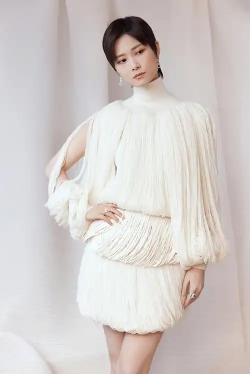 今晚,@李宇春将出席#微博电影之夜#,并带来舞台表演.