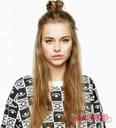 适合于长脸的女生,两边的 刘海更是充满了时尚,浅头发颜色是蛮适合她