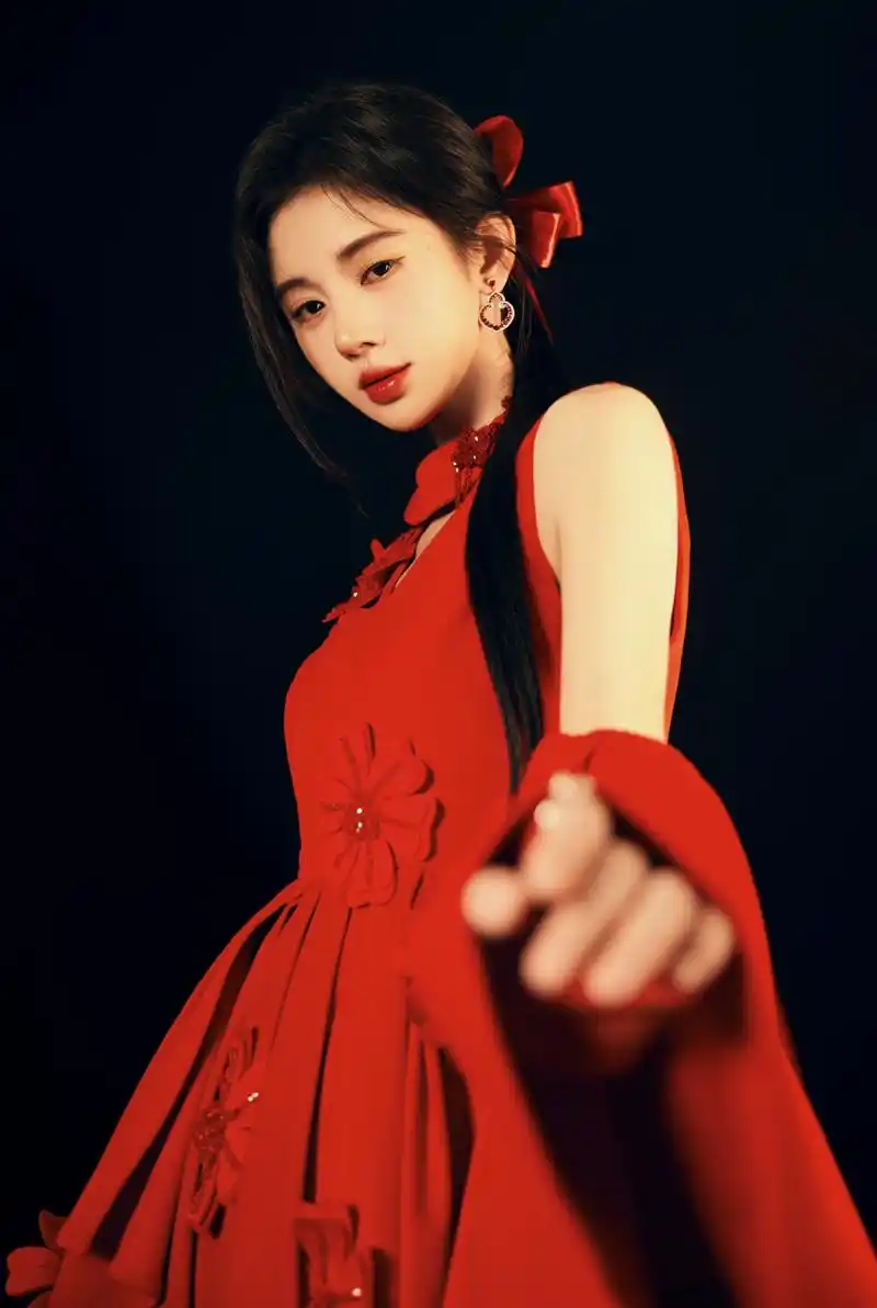 鞠婧祎红裙亮相,颜值破表!笑颜如春日暖阳般温暖人心.