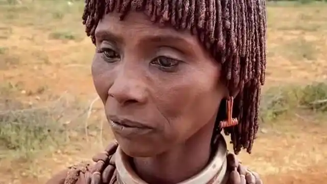 非洲原始部落的女人结婚后,老公为了约束她必须戴项圈,生活方式令人