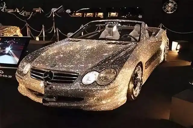 提起顶级别墅,我们能迅速地想到北美与欧洲,提起黄金跑车与钻石跑车