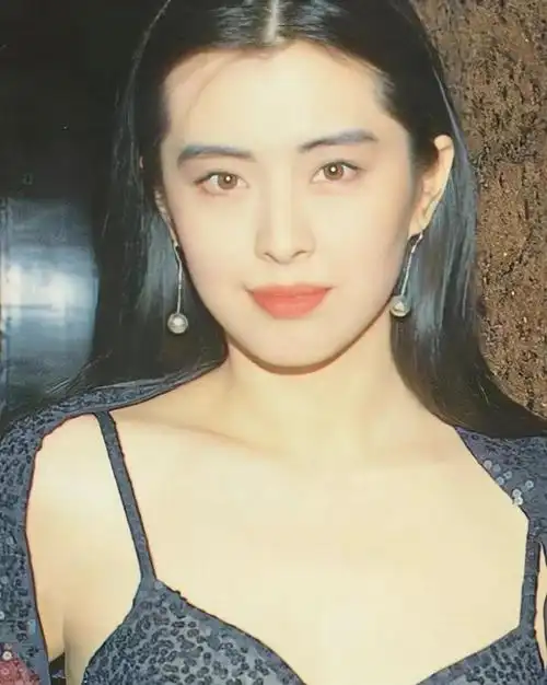 腰似"水桶",穿廉价鞋子,56岁的王祖贤,怎么活成这样了?